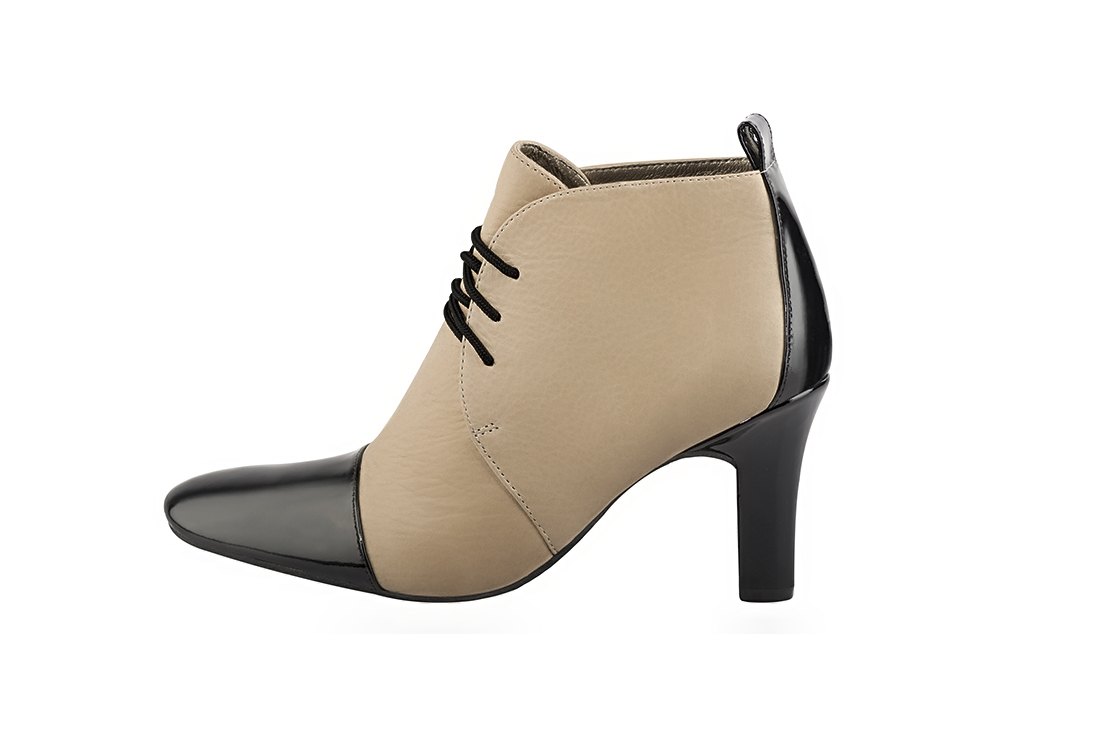 Women's gloss black and egg shell beige elegant ankle boots, with laces at the front. Round toe. High kitten heels - Profile view